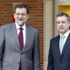 El presidente del Gobierno, Mariano Rajoy, y el lendakari, Íñigo Urkullu, en enero del 2013, en la Moncloa, en la primera reunión que mantuvieron como jefes de ambos ejecutivos.-EL PERIÓDICO / EFE