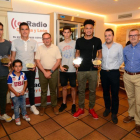 Foto de familia de los patrocinadores y representantes del C.D. Numancia durante los premios Castilla y León Es Radio Soria a los mejores jugadores rojillos de la temporada 15-16.-ÁLVARO MARTÍNEZ