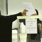 Una mujer saudí vota por primera vez.-AP / AYA BATRAWY