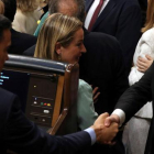 Oriol Junqueras saluda a Pedro Sánchez en el Congreso.-J.J. GUILLÉN