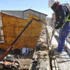 Trabajos de desmontaje del andamio de la calle Zapatería. / VALENTÍN GUISANDE-