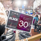 Comercios de Barcelona anuncian promociones del 'Black Friday'.-Ferran Sendra