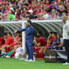 Zidane (d) en el banquillo del Madrid durante el primer partido de la temporada.-EFE