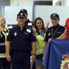 Craviotto, con sus dos medallas y la bandera de la Policía Nacional.-EFE / MARISCAL
