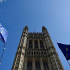 Banderas europeas junto al Parlamento británico.-