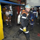 Miembros de los servicios de rescate en la mina de carbó Severnaya.-