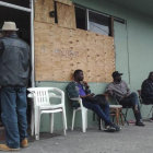 Un grupo de haitianos en uno de los edificios que habitan en el centro de Tijuana.-AITOR SÁEZ