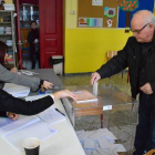 Un votante en las elecciones griegas.-Foto: EVANGELOS BOUGIOTIS / EFE