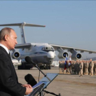 El presidente ruso, Vladimir Putin, se dirige a la tropa en la base aérea de Hemeimeem en Siria, en diciembre del 2017.-MIKHAIL KLIMENTYEV (AP)