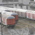 Tres trenes de mercancías parados en una estación soriana. / FERNANDO SANTIAGO-