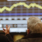 Aspecto de la Bolsa de Madrid, con el IBEX cayendo, en una imagen de diciembre del 2014.-AGUSTÍN CATALÁN