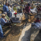 Varios familiares de represaliados franquistas asisten al inicio de los trabajos de exhumación de una fosa común en el cementerio de Paterna (Vàlencia).-/ MIGUEL LORENZO