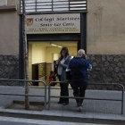 Un hombre borra a las ocho de la mañana las pintadas aparecidas en el colegio de los Maristas de Sants-Les Corts.-JULIO CARBÓ