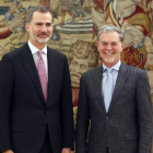 El Rey Felipe VI con el CEO de Netflix, Red Hastings, en el Palacio de la Zarzuela.-JAVIER LIZÓN (EFE)