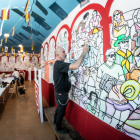 El artista Toño Morales decorando la Cuadrilla del Rosel y San Blas. GONZALO MONTESEGURO