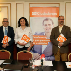 El delegado de la formación política Ciudadanos (C's) en Castilla y León, Luis Fuentes (2 D), presenta las candidaturas de este partido en Castilla y León. Junto a él, los coordinadores de la campaña-Ical