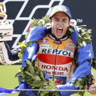 El piloto español de MotoGP,Marc Márquez, del equipo Repsol Honda, celebra en el podio su victoria en la carrera del Gran Premio de Cataluña de Motociclismo que se ha disputado este domingo en el Circuito de Barcelona-Cataluña.-ANDREU DALMAU (EFE)