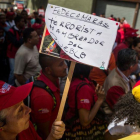 Cientos de personas participan en una protesta oficialista  compuesta por simpatizantes del gobierno y miembros de sindicatos de empresas nacionales  frente a la Federacion de Camaras y Asociaciones de Comercio y Produccion de Venezuela  Fedecamaras.-EFE