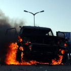 Yemenís se reúnen cerca de un vehículo incendiado propiedad de combatientes Huthi.-Foto: EFE