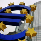 Logotipo del euro ante la sede del Banco Central Europeo, en Fráncfort.-ARNE DEDERT / EFE