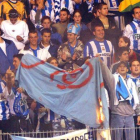 Aficionados del grupo radical Riazor Blues queman una bandera durante un partido, en octubre del 2003.-Foto: ARCHIVO / EFE