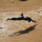 Los triatletas en el momento de iniciar el segmento de natación.-Daniel Rodríguez