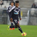 Samuel Kalu controla el balón.-TWITTER / GIRONDINS BURDEOS