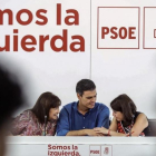 Pedro Sánchez conversa con Cristina Narbona, presidenta del PSOE, y Adriana Lastra, vicesecretaria general, este lunes.-EMILIO NARANJO