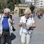 Dos turistas consultan una publicación en Mariano Granados.-VALENTÍN GUISANDE