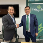 Carlos Martínez y Alberto Martín sellan la firma del acuerdo de colaboración. HDS