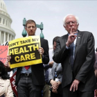 El excandfidato demócrata Bernie Sanders, en una protesta en defensa del Obamacare.-ALEX WONG