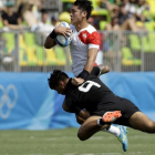 Un jugador de Nueva Zelanda placa a un japonés.-AP / THEMBA HADEBE