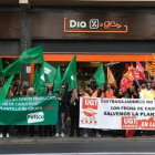 Protesta de trabajadres de la cadena de supermercados Dia.-JORDI COTRINA
