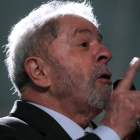 Lula habla a sus seguidores tras declarar ante el juez, en Curitiba, el 10 de mayo.-REUTERS / PAULO WHITAKER