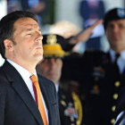 Matteo Renzi muestra sus respetos durante la ceremonia de conmemoración del Día de los Caídos (Memorial Day) estadounidense, este lunes en el cementerio americano de San Casciano, cerca de Florencia.-Foto:   EFE / MAURIZIO DEGL' INNOCENTI
