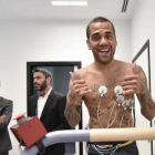 Alves pasando la revisión médica con la Juventus.-