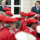 Un grupo de ertzainas desfila en la academia de la policía vasca en Arkaute (Álava) en un homenaje a las víctimas del terrorismo celebrado en tiempos del lehendakari Patxi López.-DAVID AGUILAR (EFE)