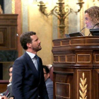 El líder del PP, Pablo Casado, habla con la presidenta del Congreso, Meritxell Batet, justo antes de intervenir.-DAVID CASTRO