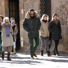 Jaime Marichalar saliendo con su familia de la casa de Aduana Vieja. / ICAL-