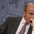 Luis de Guindos tras el Consejo de Ministros.-AGUSTIN CATALÁN