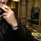 Un hombre fuma un cigarrillo electrónico en un bar de la capital . / ÁLVARO MARTÍNEZ-