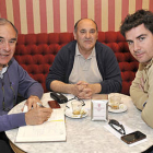 Ángel Calvo, José Alonso y José Luis González durante una reunión. / VALENTÍN GUISANDE -