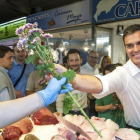El candidato del PSOE, Pedro Sánchez, de precampaña en un mercado de Ibiza.-EFE / SERGIO G. CAÑIZARES