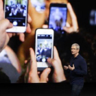 Móviles durante el anuncio del iPhone 7 por parte del consejero de Apple, Tim Cook.-AP