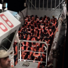 Inmigrantes a bordo del Acquarius.-/ AP / KENNY KARPOV