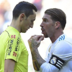 Sergio Ramos protesta al árbitro durante el clásico.-AFP / JAVIER SORIANO