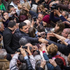 Pedro Sánchez, rodeado de simpatizantes, el pasado noviembre, en el acto de Xirivella.-MIGUEL LORENZO