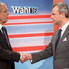 El candidato ecologista (izquierda), y el ultranacionalista (derecha), se dan la mano en un programa de televisión.-FLORIAN WIESER