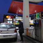 Una mujer repostando en una gasolinera.-ELISENDA PONS