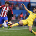 Griezmann avanza con el balón con la oposición de Bigas.-AFP / JAVIER SORIANO